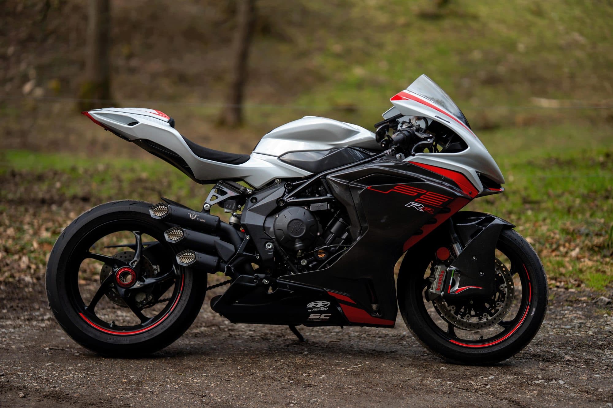 MV Agusta F3 con scarico tre canne EM Titanium ceramizzato nero